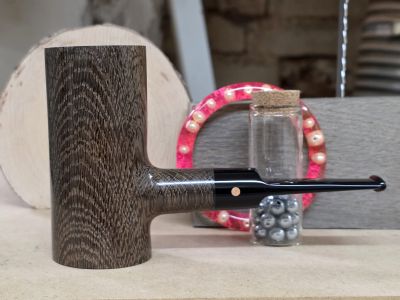 Bog Oak magnum, sitting