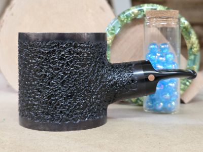 Rusticated magnum, sitting